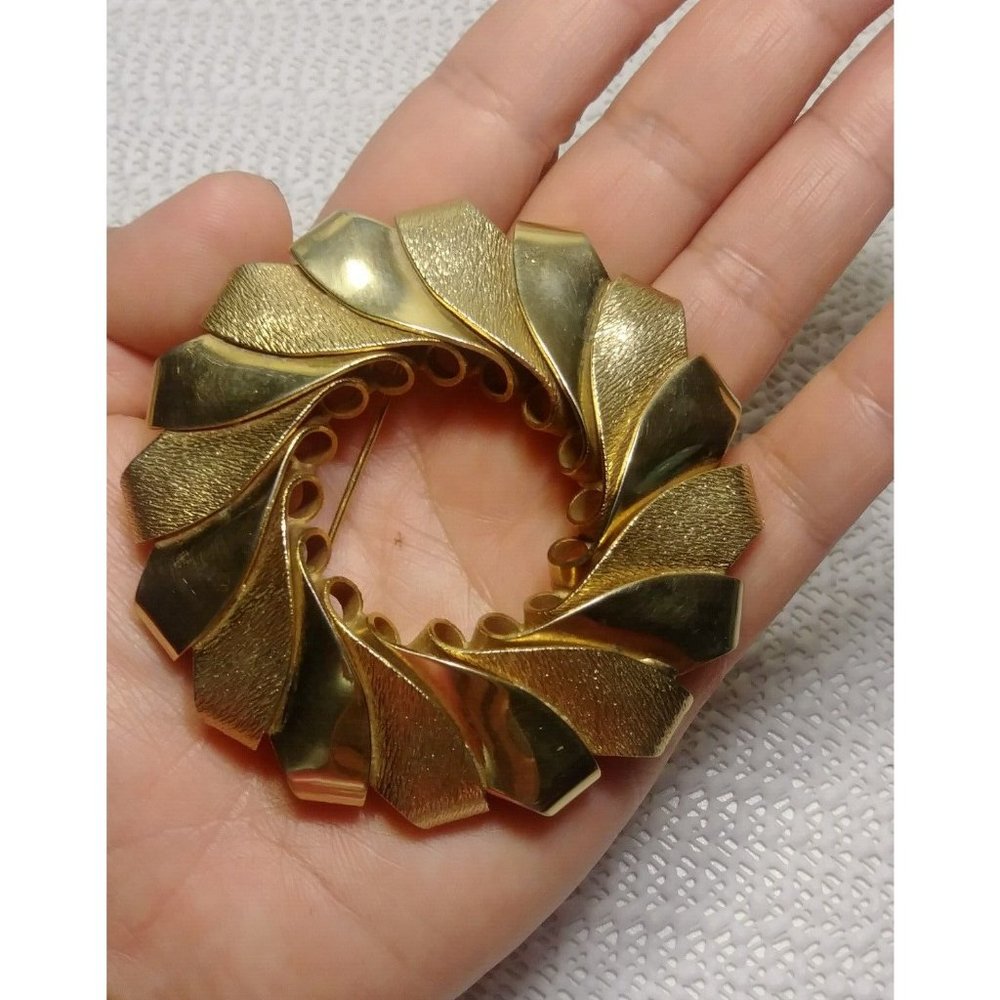 LARGE Gold Tone Circular Pin Wheel Waves Faceted Brooch Pin 3"